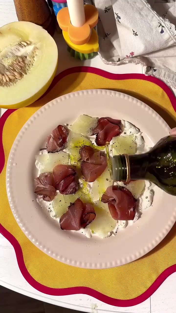 Салат с дыней, бурратой и прошутто