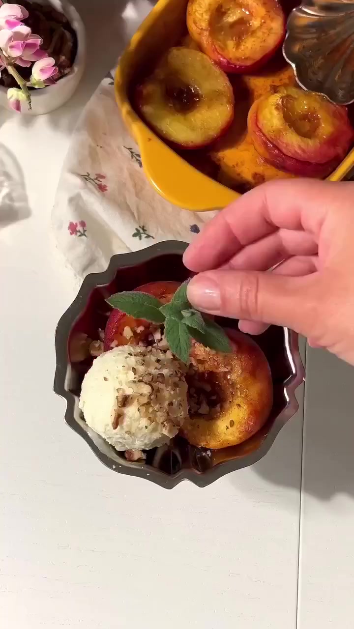 Запеченные персики с медом и орехами